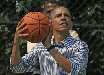 El presidente del baloncesto. Jugó varios partidos benéficos, así como pachangas en los institutos que visitaba, durante sus dos legislaturas en el cargo. Incluso llegó a instalar una cancha de baloncesto en la residencia presidencial. Famosas eran sus predicciones para el ‘March Madness’ universitario. 