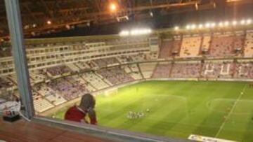 <b>CABINAS VACÍAS. </b>Cabinas de radio vacías en un partido en Zorrilla.