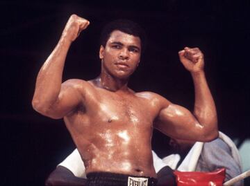 Denominado en un principio como Cassius Clay, ostentó en 3 ocasiones el título mundial de los 'pesos pesados'. Alí falleció el 3 de junio de 2016.