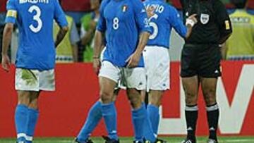 Byron Moreno, uno de los árbitros de los que ha prescindido la FIFA, en el momento de expulsar a Totti en el Corea-Italia.