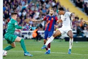 Si ante el Girona los blancos habían dado un golpe de mano, ante el Barcelona abrirían un cierto hueco con los azulgrana, aunque el Atlético de Madrid y el Girona estaban igualados a los blancos tras haber empatado ante el Sevilla en la capital andaluza. Los madridistas, que se vieron por debajo en el marcador muy pronto, supieron remontar en la segunda parte gracias a un giro de pizarra de Ancelotti: situó a Joselu y a Modric en el campo, en sustitución de Rodrygo y de Kroos. El movimiento le salió a la perfección: el delantero se situó entre los centrales, fijándolos, mientras que con el croata ganaba más y mejor posesión de balón: sobre todo mejor, porque Modric se colocó entre Camavinga y Tchouameni, para lanzar a Vinicius, Bellingham y a Joselu. Fruto de ese cambio táctico llegaron los dos goles blancos: uno, con un fuerte disparo desde fuera del área; el segundo, llegando desde la segunda línea y en tiempo de descuento. No había tiempo para más.