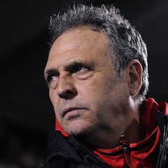 Caparrós en Twitter: "Nos volvimos jodidos a Pamplona"