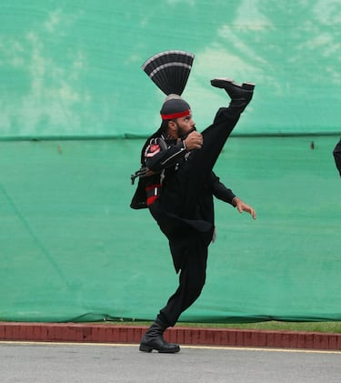 El duelo militar diario que transforma la frontera entre India y Pakistán en un estadio de fútbol: “Todo puede acabar mal”
