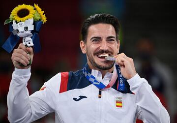 Damián Quintero posa con la medalla de plata para Karate Kata Masculino