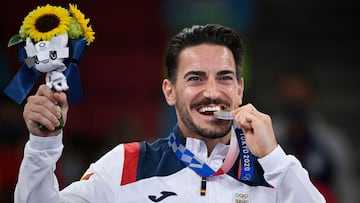 Damián Quintero posa con la medalla de plata para Karate Kata Masculino