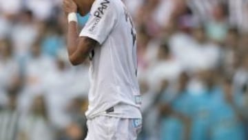 El jugador de Santos Neymar durante el partido ante Corinthians hoy, domingo 19 de mayo de 2013, por la final del Campeonato Paulista en el estadio Vila Belmiro, en Santos (Brasil).