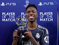 Vinicius con el trofeo Player Of The Match, mejor jugador del partido.