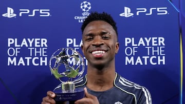 Vinicius con el trofeo Player Of The Match, mejor jugador del partido.