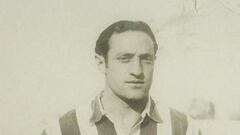 Militó en el Real Madrid entre 1939 y 1941. En ese año se fue al Granada, donde jugó hasta 1946.