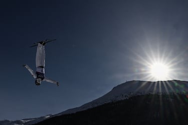 La china Xu Mengtao calienta antes de la primera ronda de clasificación de esquí acrobático femenino. 