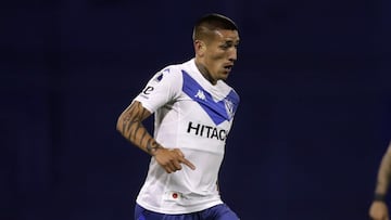 BUENOS AIRES, ARGENTINA - OCTOBER 28: Ricardo Centurión pf Velez controls the ball during a second round match of Copa CONMEBOL Sudamericana 2020 between Velez and Peñarol at Jose Amalfitani Stadium on October 28, 2020 in Buenos Aires, Argentina. (Photo by Juan I. Roncoroni-Pool/Getty Images)