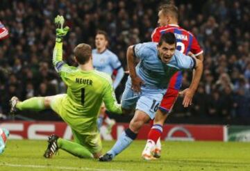 Sergio Agüero anotó los tres tantos en el triunfo de Manchester City.