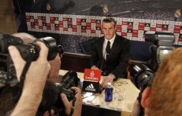 Gareth Bale estuvo acompañado en la rueda de prensa por Emilio Butrageño.
