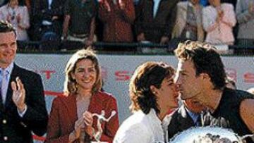 <b>EMOTIVO HOMENAJE A ARANTXA.</B> Antes del encuentro final, la ex tenista Arantxa Sánchez Vicario recibió el homenaje de su club, el Tenis Barcelona. Los casi 7.000 espectadores de la final se pusieron en pie y le brindaron un largo aplauso. Los Duques de Palma, SAR la infanta Cristina e Iñaki Urdangarín, le entregaron una réplica del trofeo. Es la única tenista que lo poseerá. La final también contó con la presencia del presidente honorífico del COI, Juan Antonio Samaranch.