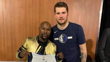 El llamativo boxeador se encontró con Luka Doncic en el partido de los Dallas Mavericks, e incluso el basquetbolista le regaló su jersey autografiado.