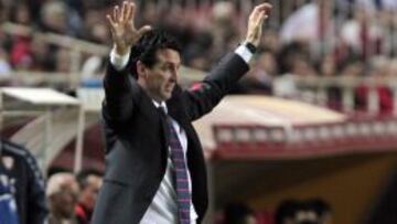 El técnico del Sevilla Unai Emery da instrucciones a sus jugadores durante el partido