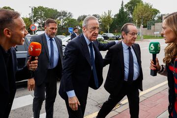 Florentino Pérez a su llegada al Tanatorio de La Paz.