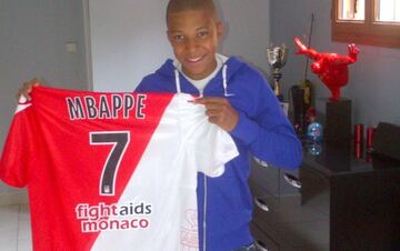 Con 14 años el joven delantero francés se comprometió con el club monegasco. 