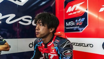 Ai Ogura en el box del MT Helmets-MSI.