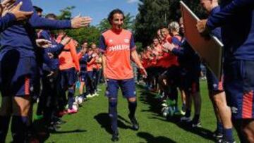Andrés Guardado regresó a los entrenamientos con el PSV y recibió, a manera de homenaje, un pasillo de sus compañeros.