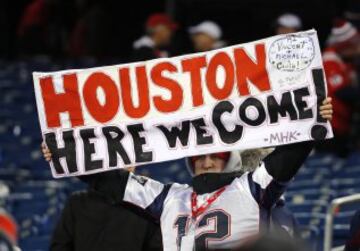 Un fan de los Patriots que ya est¨¢ planeando el viaje a Houston: lleva un cartel en el qu¨¦ pregunta d¨®nde se come.