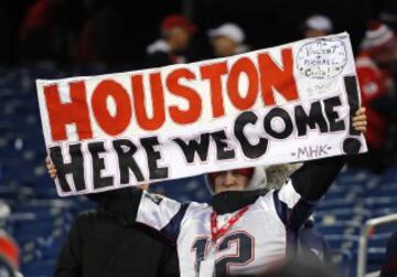 Un fan de los Patriots que ya está planeando el viaje a Houston: lleva un cartel en el qué pregunta dónde se come.