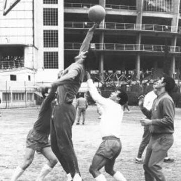 Amancio, en el centro con camiseta blanca, jugando al baloncesto con sus compañeros.