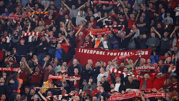 Aficionados del Liverpool animan a su equipo durante el partido de Champions League ante el Sevilla en el S&aacute;nchez Pizju&aacute;n.