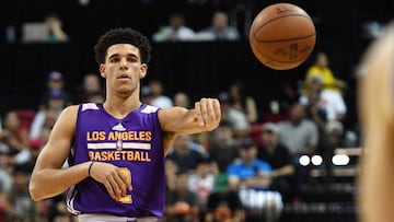 Lonzo Ball da un pase en el partido ante los Cavaliers en la NBA Summer League de Las Vegas.