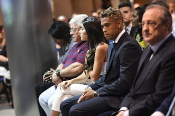 Mariano Díaz sentado junto a Florentino Pérez y su pareja, Yaiza Moreno.