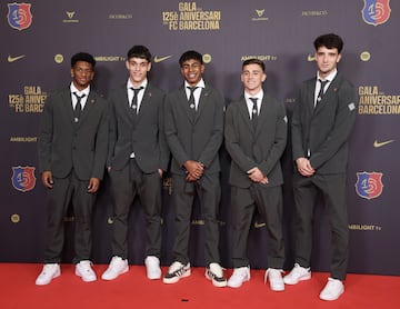 Álex Balde, Héctor Font, Lamine Yamal, Gavi y Ander Astrálaga, jugadores del primer equipo de fútbol en la alfombra roja del gran Teatro del Liceu.