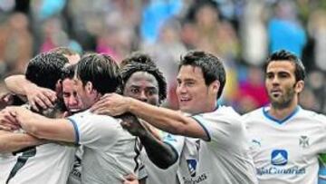 <b>ÉXTASIS. </b>Los jugadores del Tenerife forman una piña alrededor de Alfaro tras anotar el tanto que inauguraba la contienda.