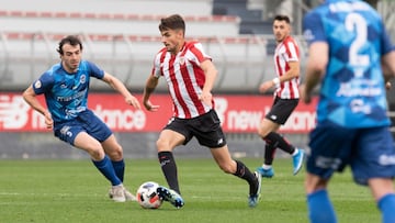 Beñat Prados en el partido ante el Laredo.