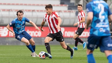 Be&ntilde;at Prados en el partido ante el Laredo.