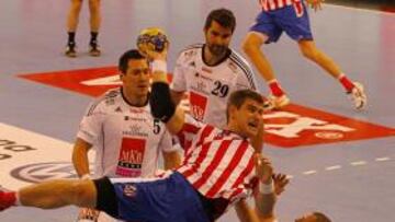 <b>FRENAZO. </b>Aguinagalde trata de rematar agarrado por un defensa.