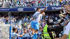 Los jugadores del Málaga, celebrando un gol en La Rosaleda.