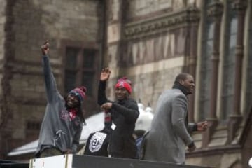 Los corredores LeGarrette Blount, Dion Lewis y Martellus Bennett bailan durante el desfile de la victoria de los Patriots.