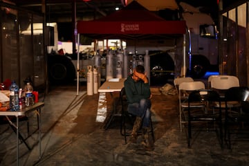 Un campamento instalado en una gasolinera para policías, bomberos, protección civil y ambulancias, en el pueblo de Paiporta, Valencia, después de las fuertes lluvias que provocaron las inundaciones.