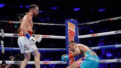 New York (United States), 10/12/2022.- US / Honduran boxer Teofimo Lopez (R) slips while in action against Spanish boxer Sandor Martin during their Junior Welterweight bout at Madison Square Garden in New York, USA, 10 December 2022. (Estados Unidos, Nueva York) EFE/EPA/JASON SZENES
