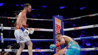 New York (United States), 10/12/2022.- US / Honduran boxer Teofimo Lopez (R) slips while in action against Spanish boxer Sandor Martin during their Junior Welterweight bout at Madison Square Garden in New York, USA, 10 December 2022. (Estados Unidos, Nueva York) EFE/EPA/JASON SZENES