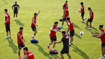 Los jugadores del Atlético de Madrid durante el entrenamiento del equipo, esta mañana en la Ciudad Deportiva de Majadahonda.