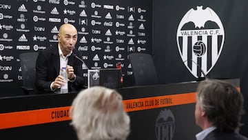 Pako Ayestarán, despidiéndose del Valencia.