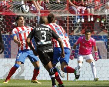 Radamel Falcao controla el bal&oacute;n en la frontal del &aacute;rea. 