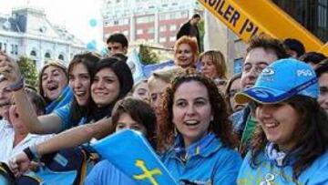 <B>20.000 SEGUIDORES.</b> Los ovetenses, y asturianos de otras localidades, llenaron el centro de la ciudad para aclamar al campeón del mundo de Fórmula 1.