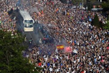 La afición del Real Madrid se congregó en los aledaños de su estadio para recibir al autobús del equipo antes del partido de Champions League ante el Manchester City. 