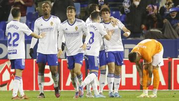 Los jugadores del Zaragoza felicitan a Iván Azón tras empatar el partido contra el Fuenlabrada.