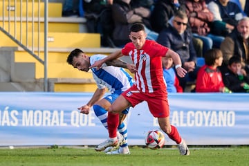 Diego Bri pelea un balón en El Collao