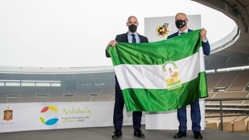 Rubiales e Imbroda, con la bandera de Andaluc&iacute;a en La Cartuja.