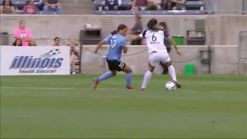 Caño a la defensa y a la portera: El golazo de Sam Kerr