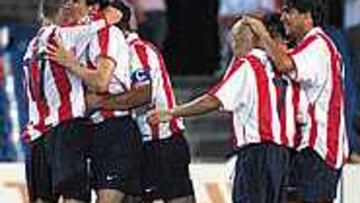 ALEGRÍAS. Los jugadores del Atlético quieren ofrecerle otra victoria a sus aficionados.